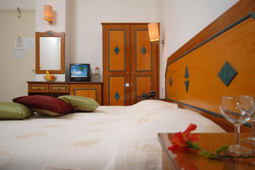 Barbouni Hotel&Studios Naxos City Habitación foto